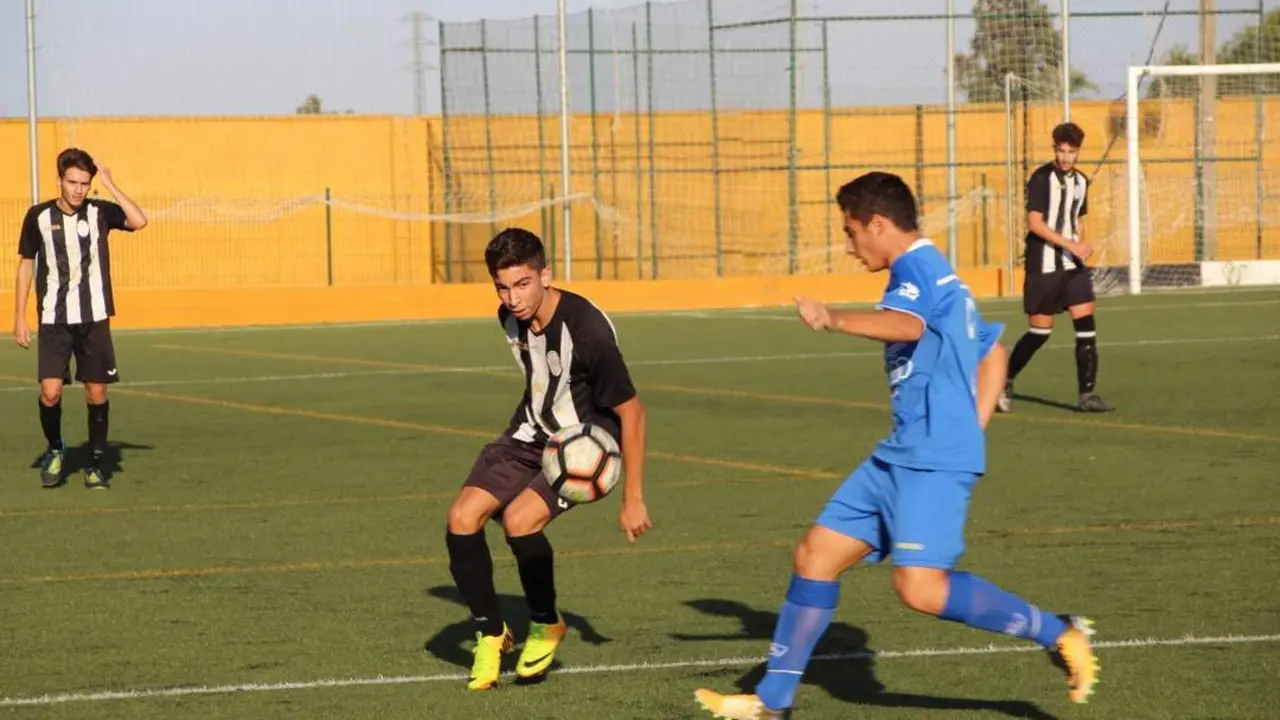 Un momento a lo largo del partido donde un jugador de cada equipo se disputaban un bal&oacute;n dividido - La Vega Comunicaci&oacute;n