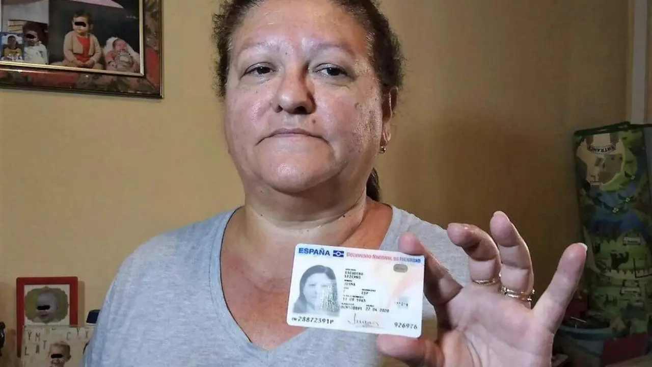 JUANA CON SU DNI.  - EFE/FERM&Iacute;N CABANILLAS