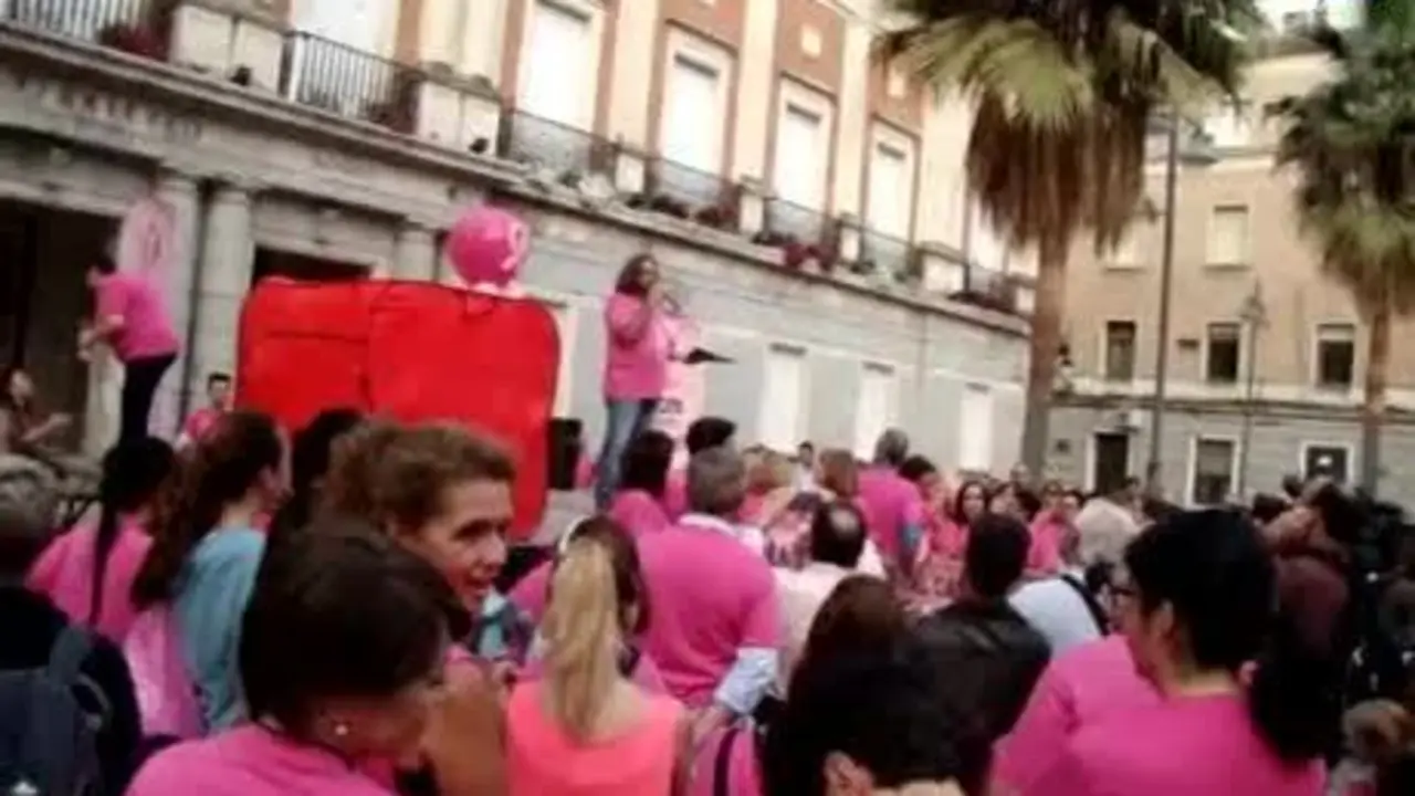 Una marea de globos rosa contra el c&aacute;ncer de mama en Huelva