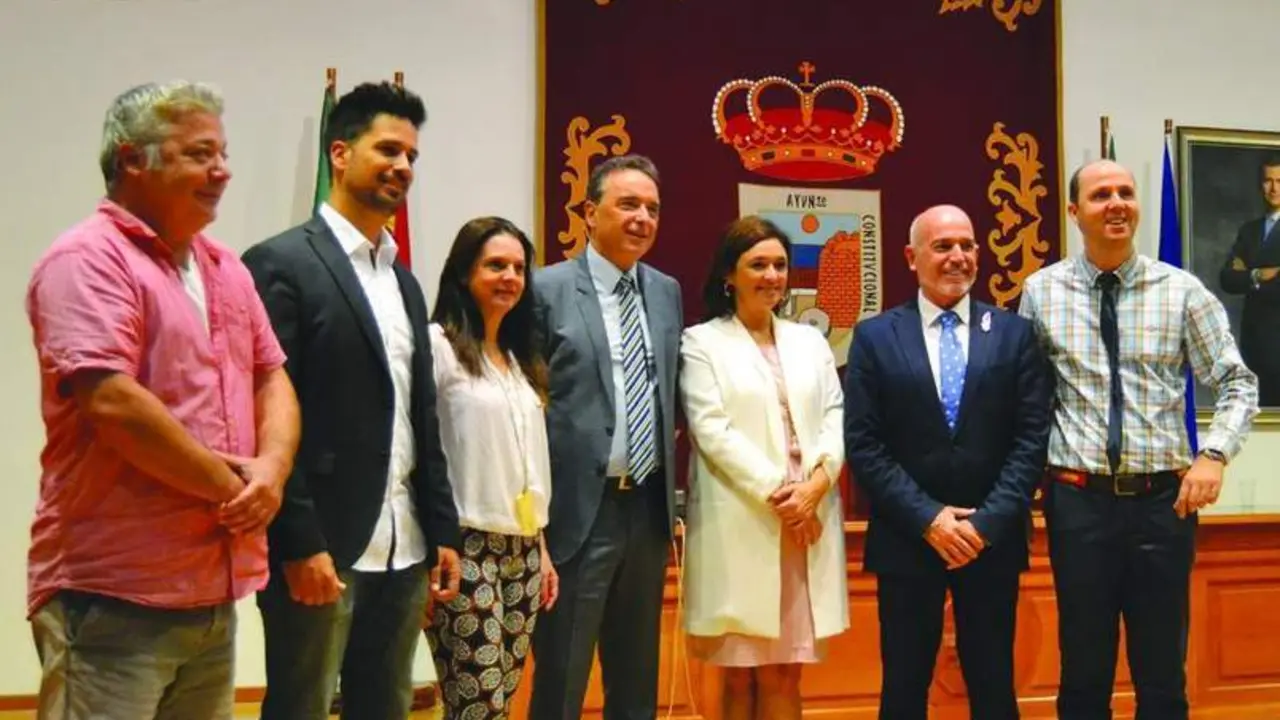 Miembros de la Corporaci&oacute;n Municipal en el sal&oacute;n de plenos tras la aprobaci&oacute;n de la moci&oacute;n. - Alicia Matas
