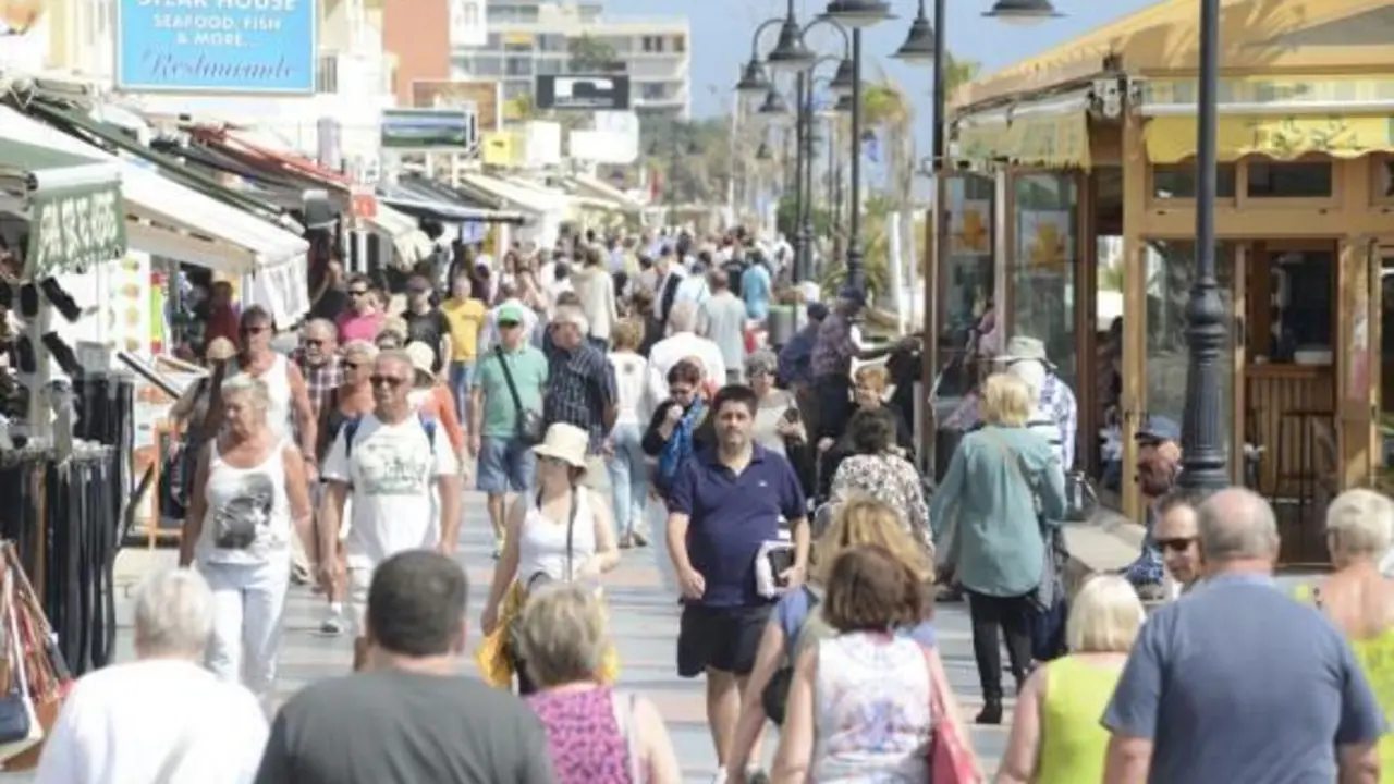 Turistas en Torremolinos. - V.T.