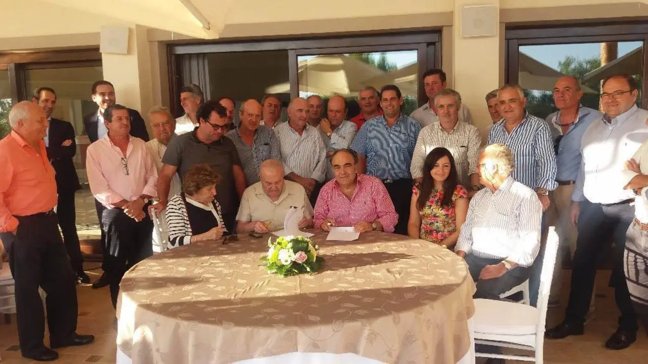 Sentados, Sylvain Devico (Pompeian) y Antonio Luque (Dcoop), firmando el acuerdo en Marbella - dcoop