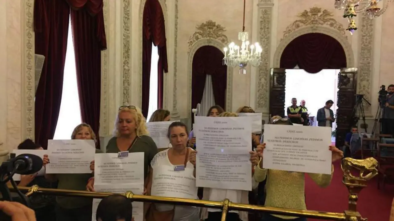 Trabajadoras en el sal&oacute;n de Plenos. - Viva