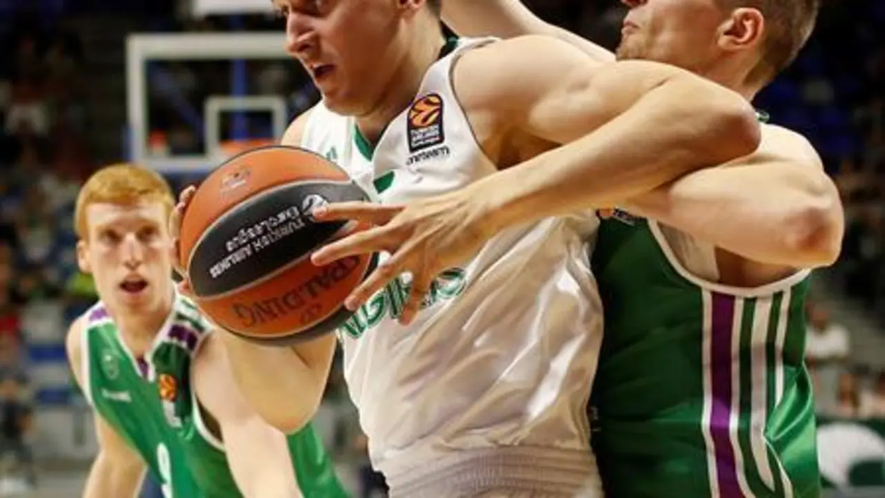 Adam Waczynski defiende al alero del Zalgiris Ulanovas - EFE/Carlos D&iacute;az