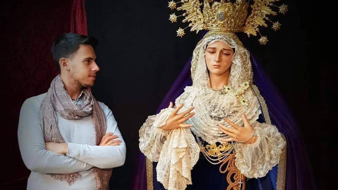 El imaginero con su primera obra. - Borja Casanova