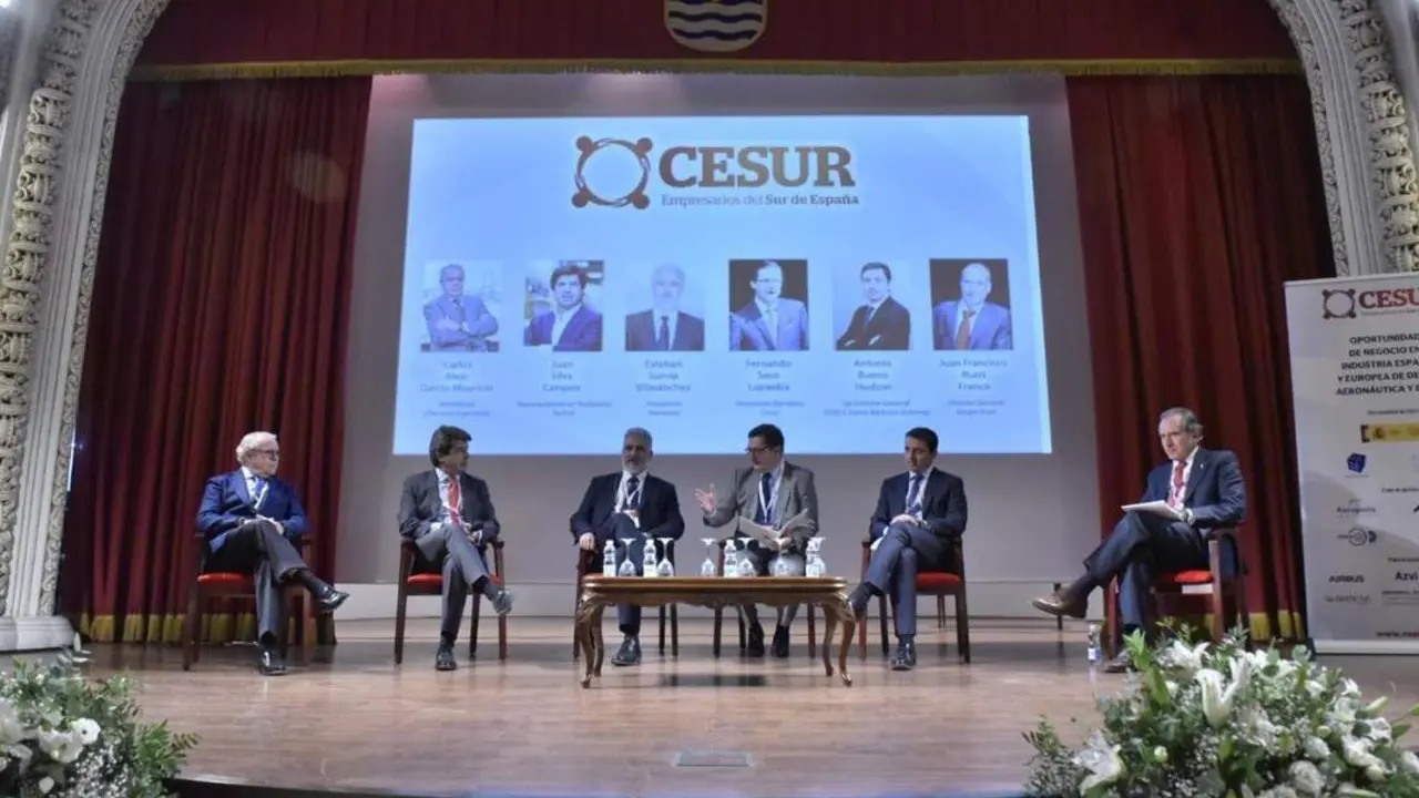 Mesa redonda del sector Defensa en el acto de Cesur. - A.I.