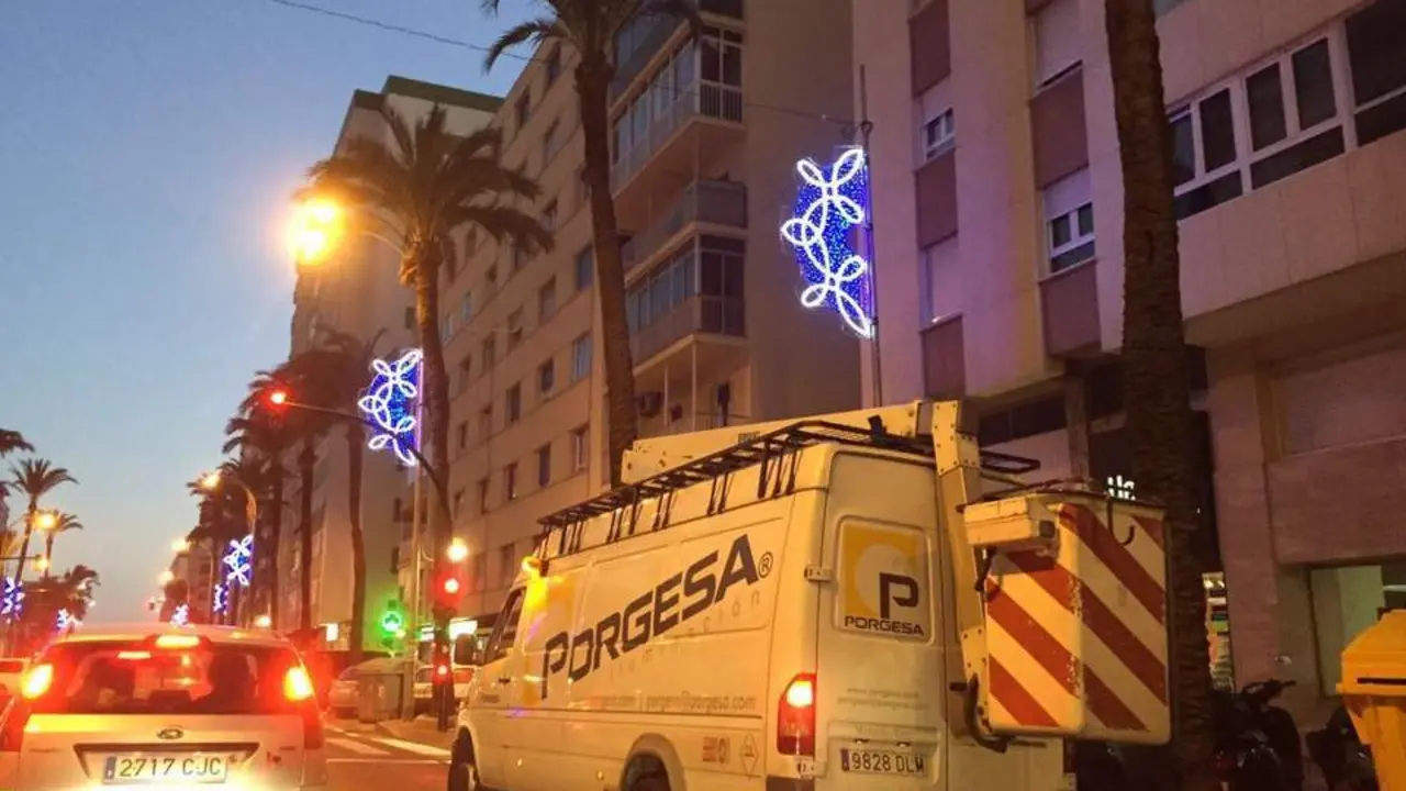 Instalaci&oacute;n del alumbrado navide&ntilde;o en 2016. - Viva