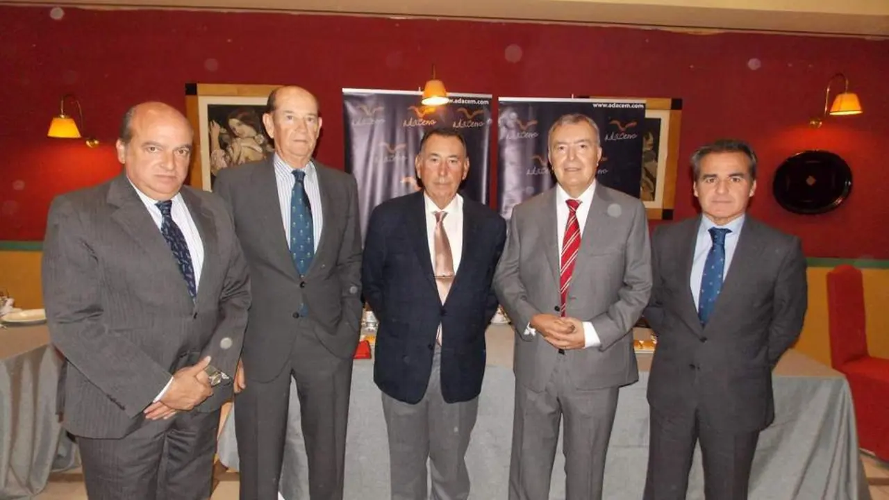 Antonio Gallego (en el centro), presidente de Ybarra, en Antares. - a.i.