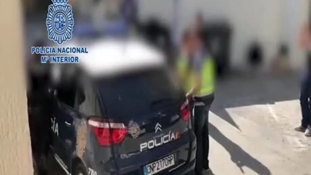 Un profesor de ingl&eacute;s es detenido por supuestos abusos a dos menores