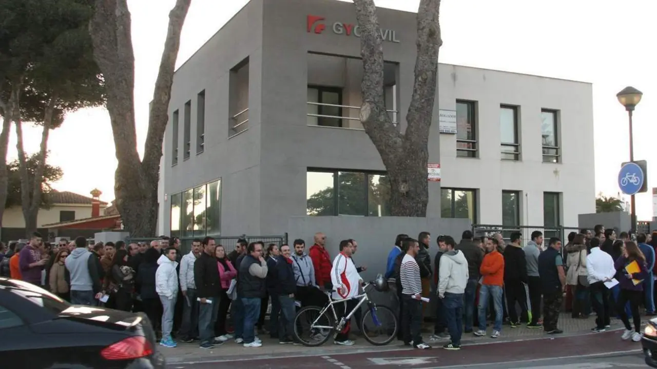 Colas en la entrega de los curriculums en 2014 - Viva