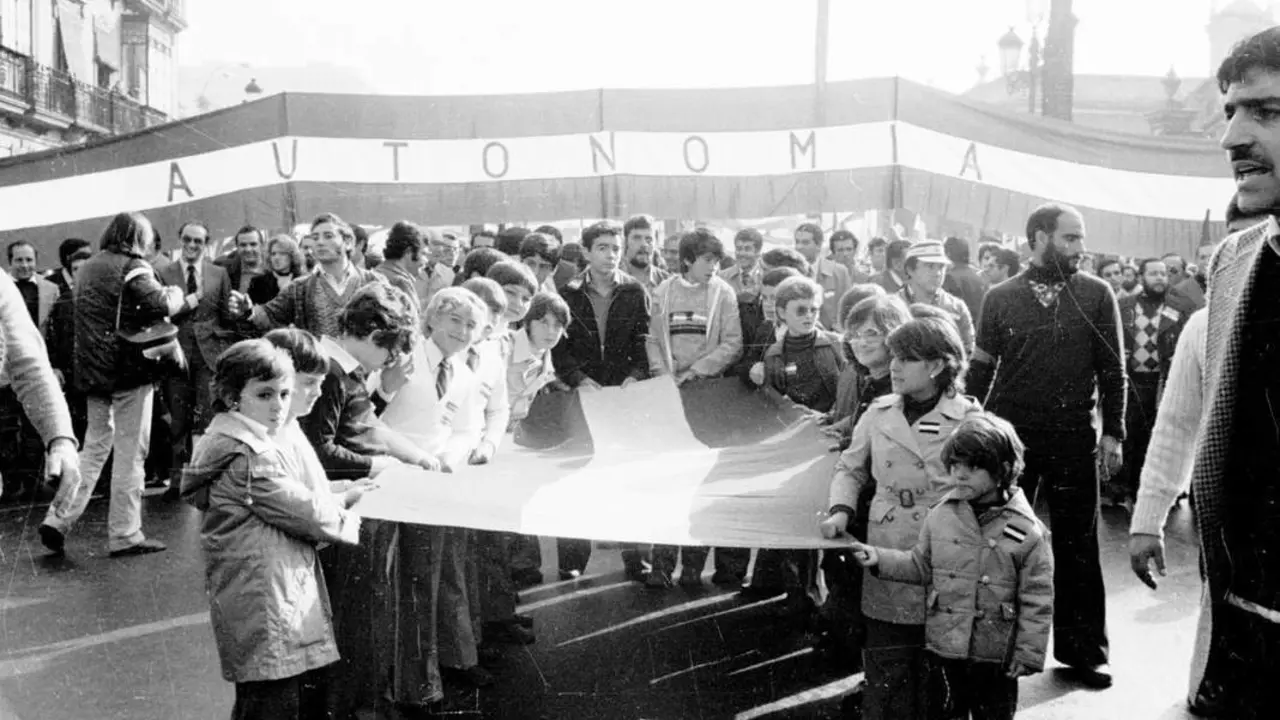 Los ni&ntilde;os con la bandera de Blas Infante - ICAS