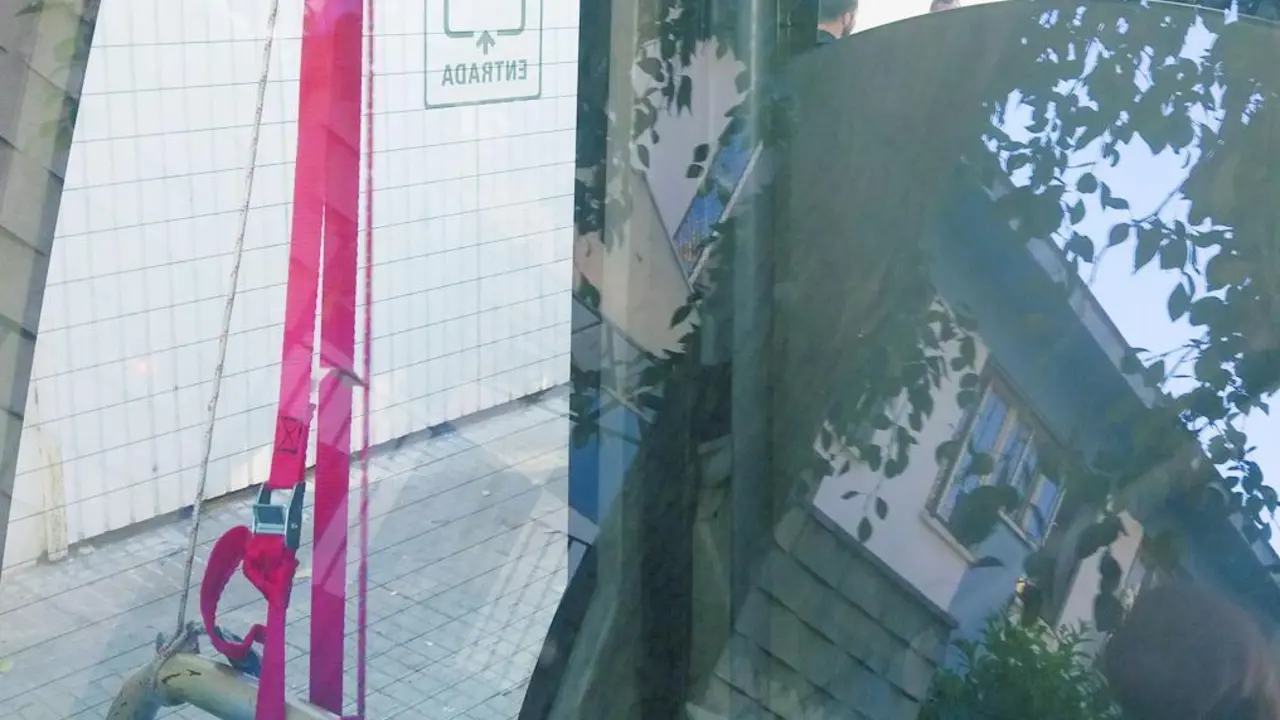 Uno de los autobuses con la puerta delantera atada con cuerdas - cedida