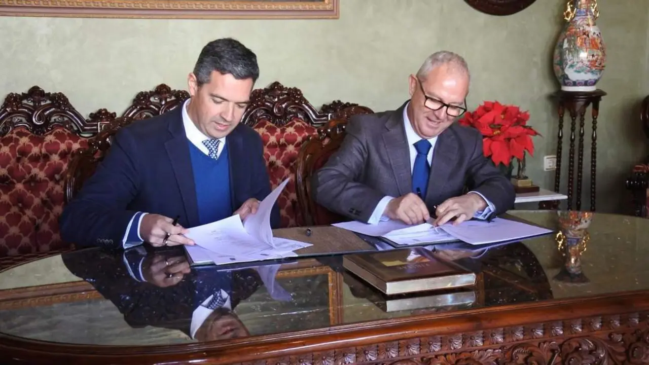 Firma del convenio. - O. P.