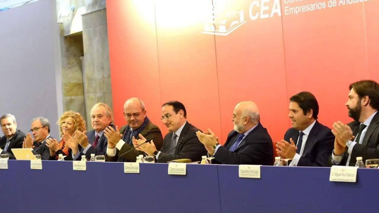 De Lara, en el centro, al anunciar que seguir&aacute; - 