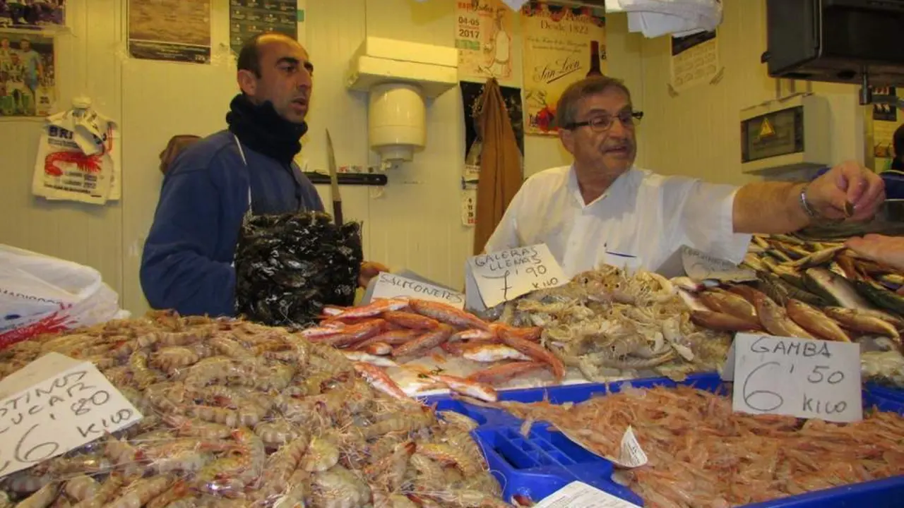Puesto de venta de marisco en el mercado de Sanl&uacute;car. - Ra&uacute;l J. Bustillos