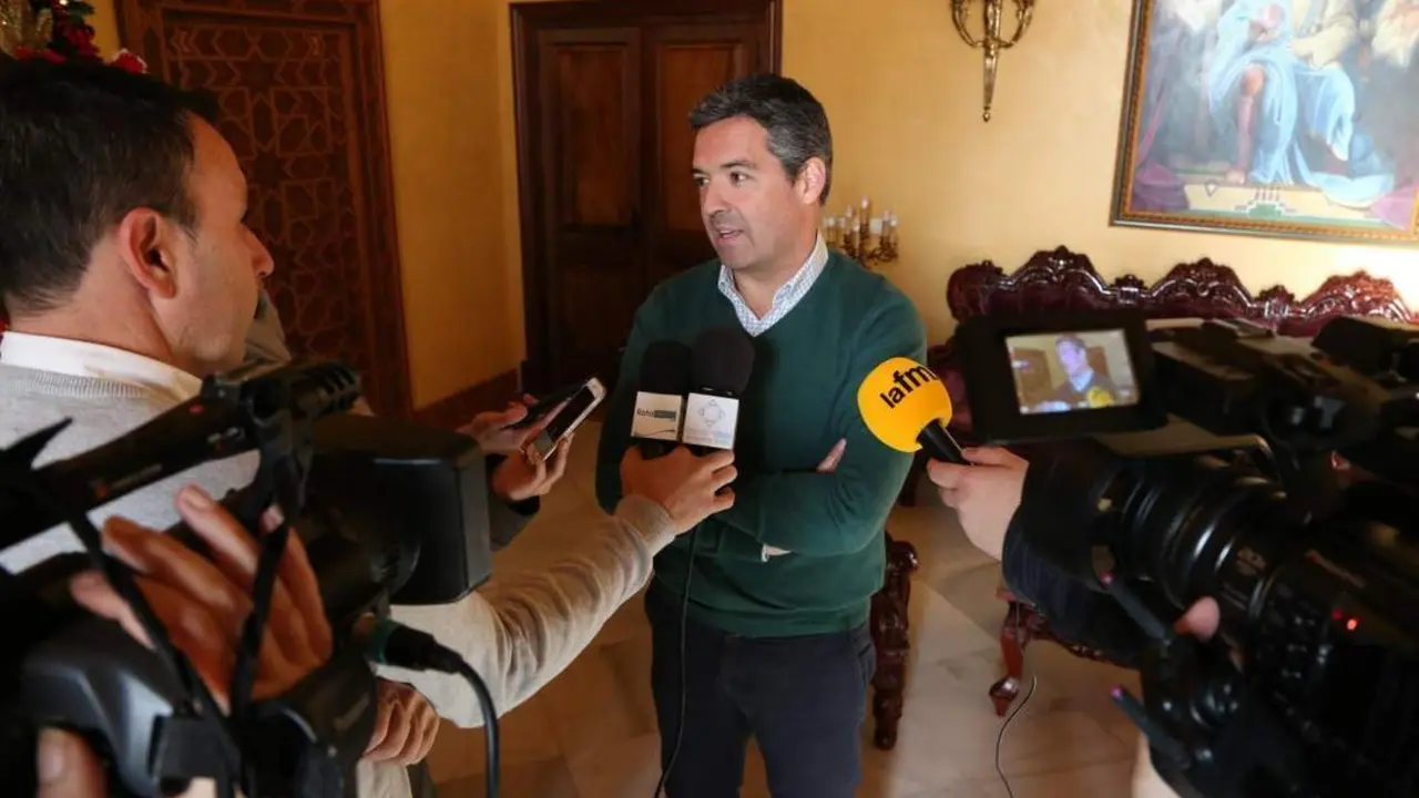 El alcalde atendiendo a los medios. - Viva Rota