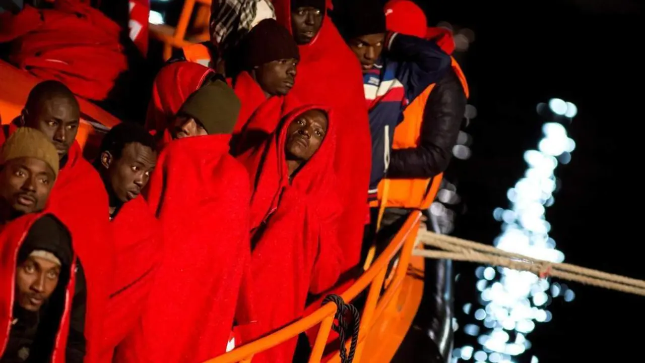 INMIGRANTE EN LA EMBARCACI&Oacute;N.  - EFE/DANIEL PEREZ