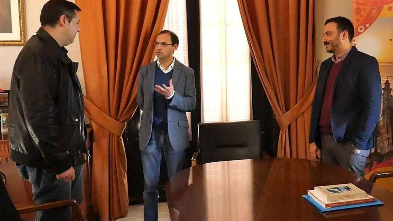 El alcalde recibi&oacute; a los investigadores Marco Antonio Bernal y Antonio Romero. - Ayto. Sanl&uacute;car.