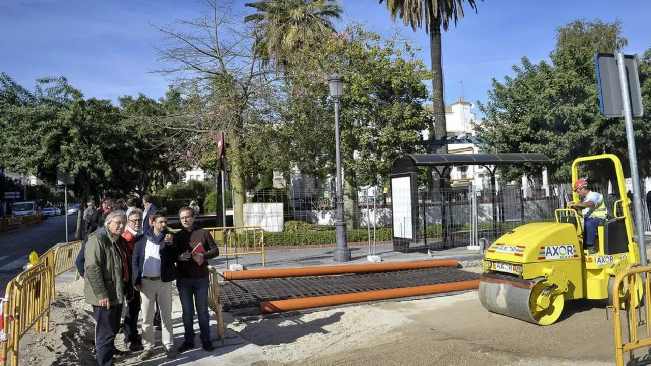 D&iacute;az visitando las obras.  - Viva