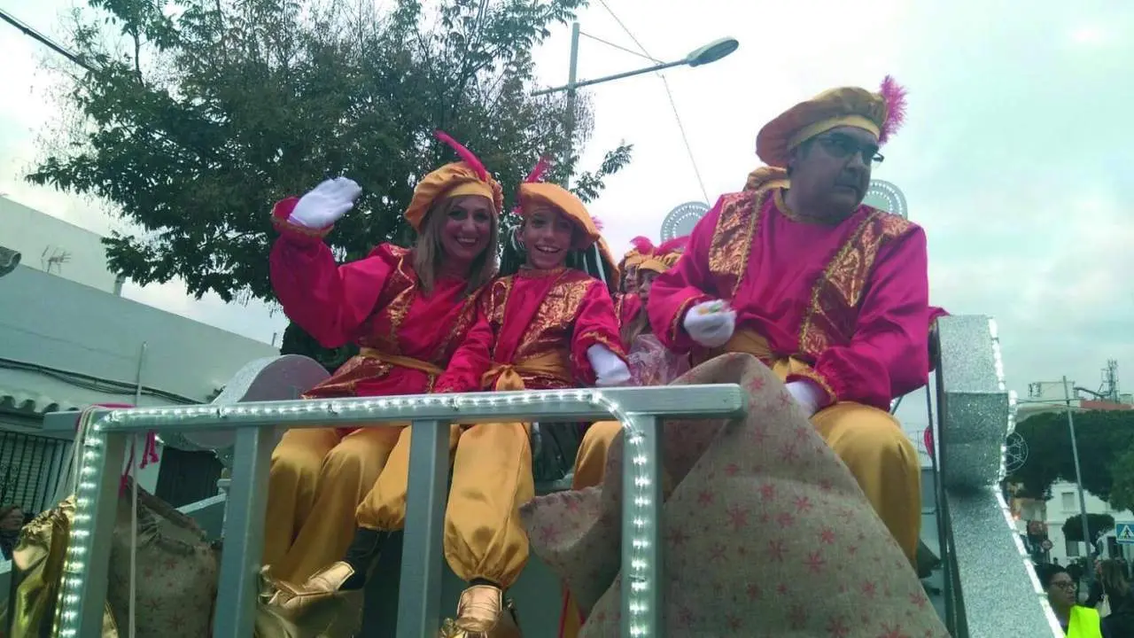 Luis, junto a su madre, en la carroza. - 
