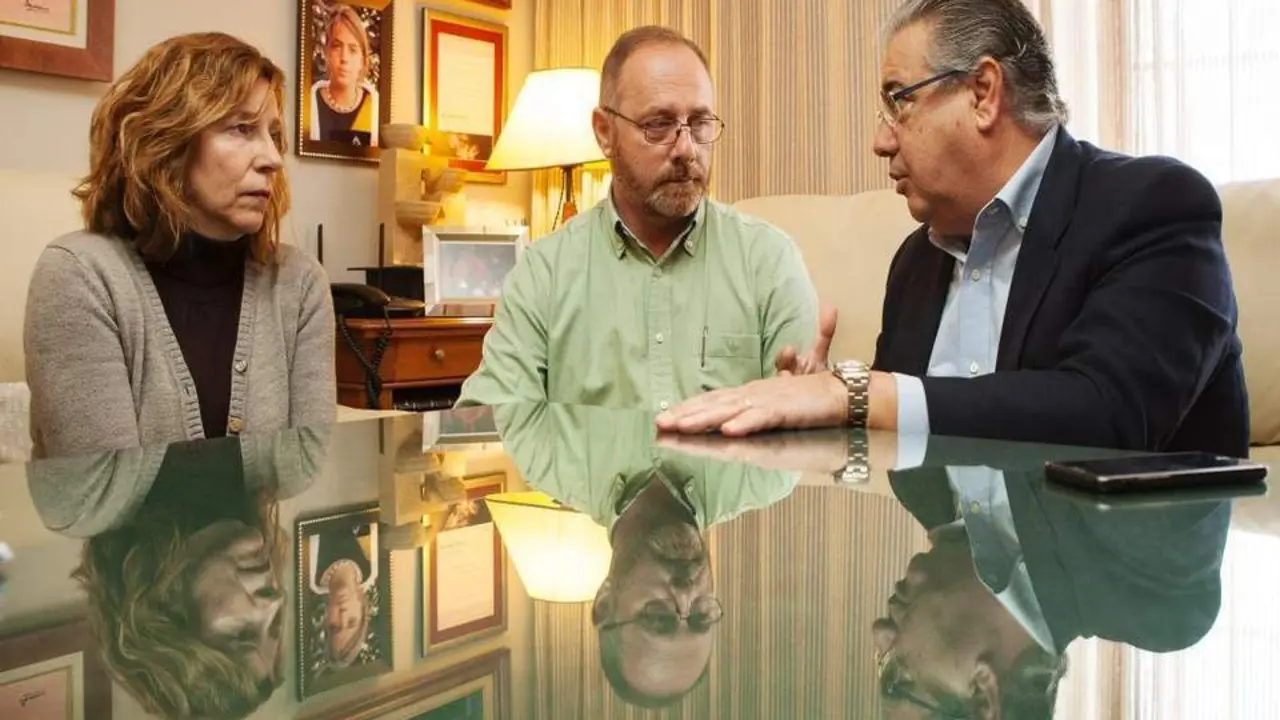 Zoido con los padres - Ministerio del Interior