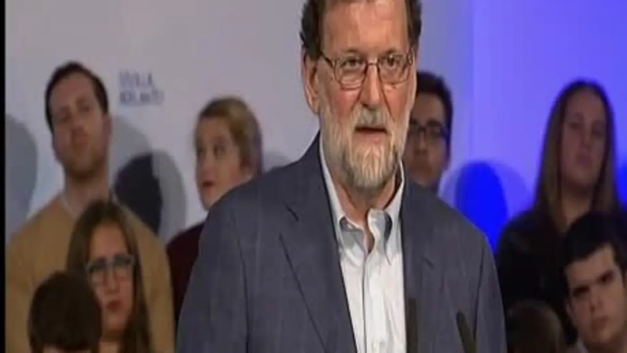 Rajoy desde Sevilla: Es "ilegal" que Puigdemont sea investido