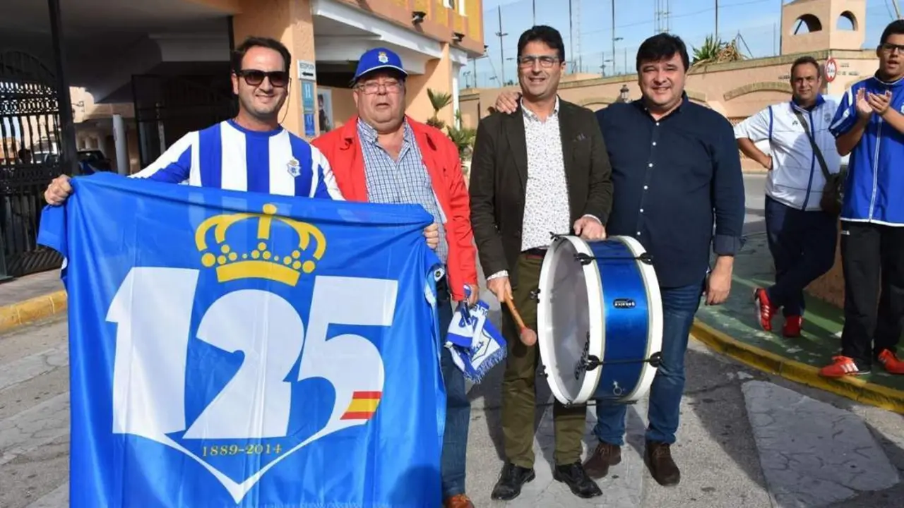 El alcalde (drcha) antes de un partido del Recre - tenor