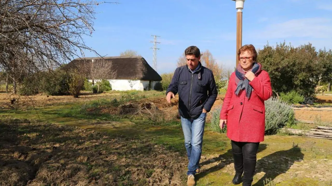 Visita de la delegada al Centro de Mayeter&iacute;a. - Viva Rota
