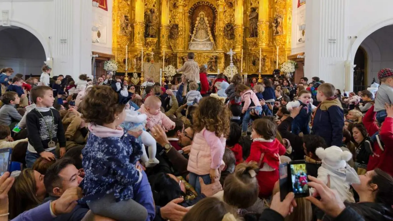 Ni&ntilde;os ante la Virgen del Roc&iacute;o - EFE / J. P&Eacute;REZ