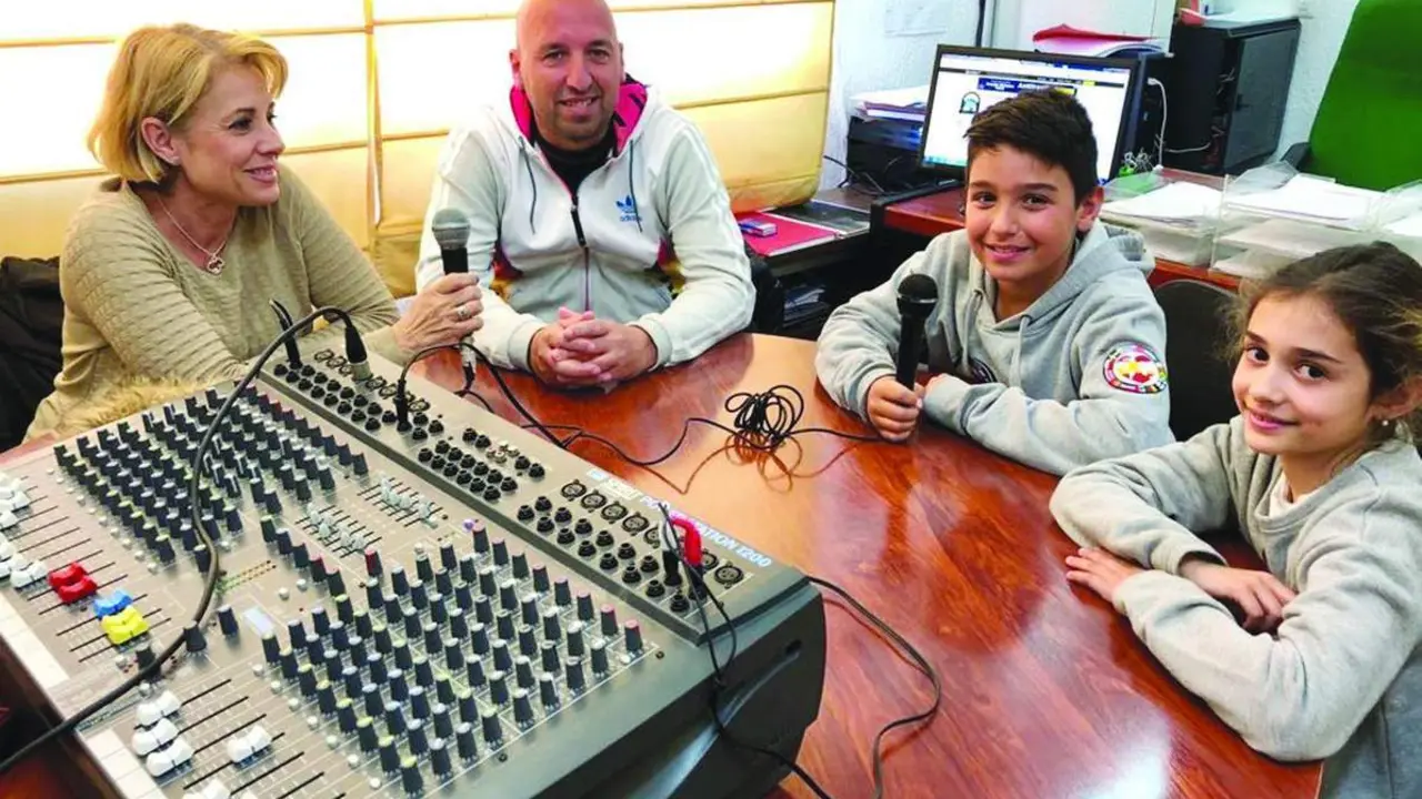 Alumnos y profesores en la radio. - A.M.
