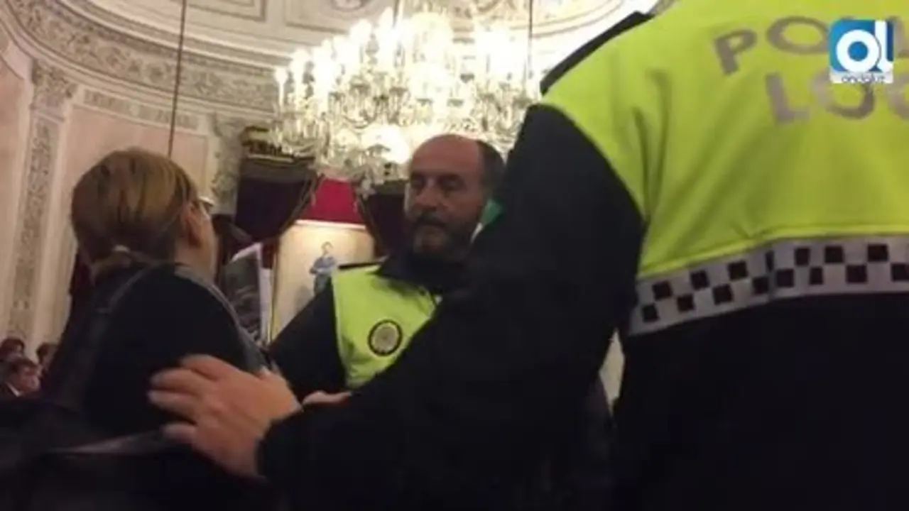 Denuncia el trato recibido por la Polic&iacute;a Local en C&aacute;diz