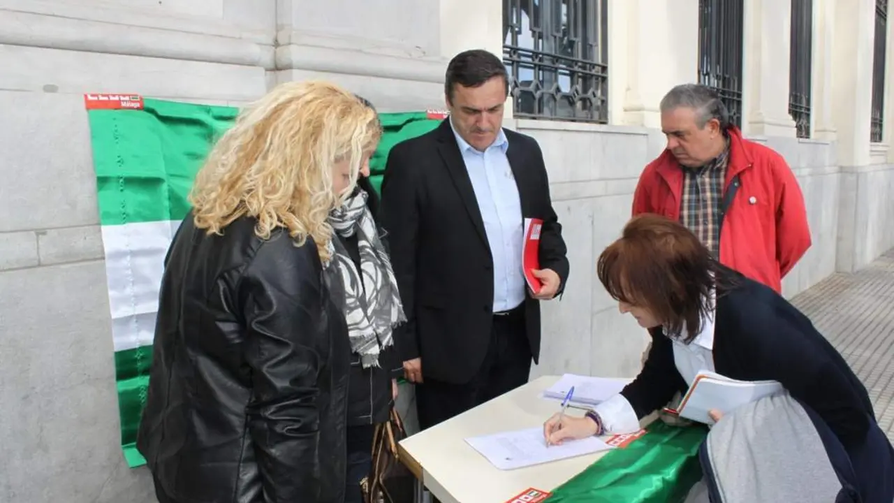 La familia de Garc&iacute;a Caparr&oacute;s recoge firmas por la verdad de su muerte