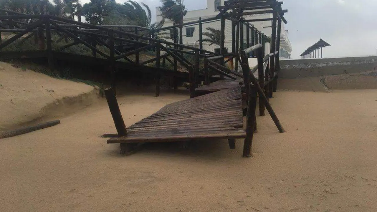 El temporal destroza las playas de Rota