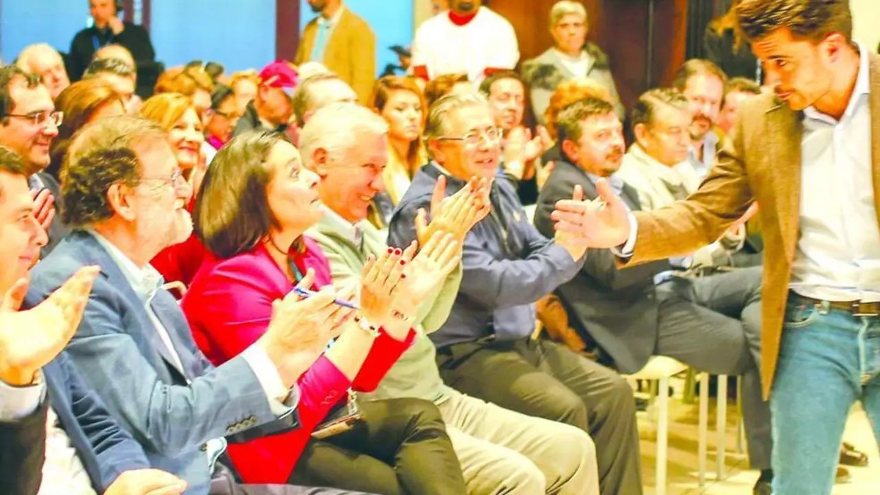 Beltr&aacute;n P&eacute;rez saluda a Mariano Rajoy en un acto en Sevilla - EP