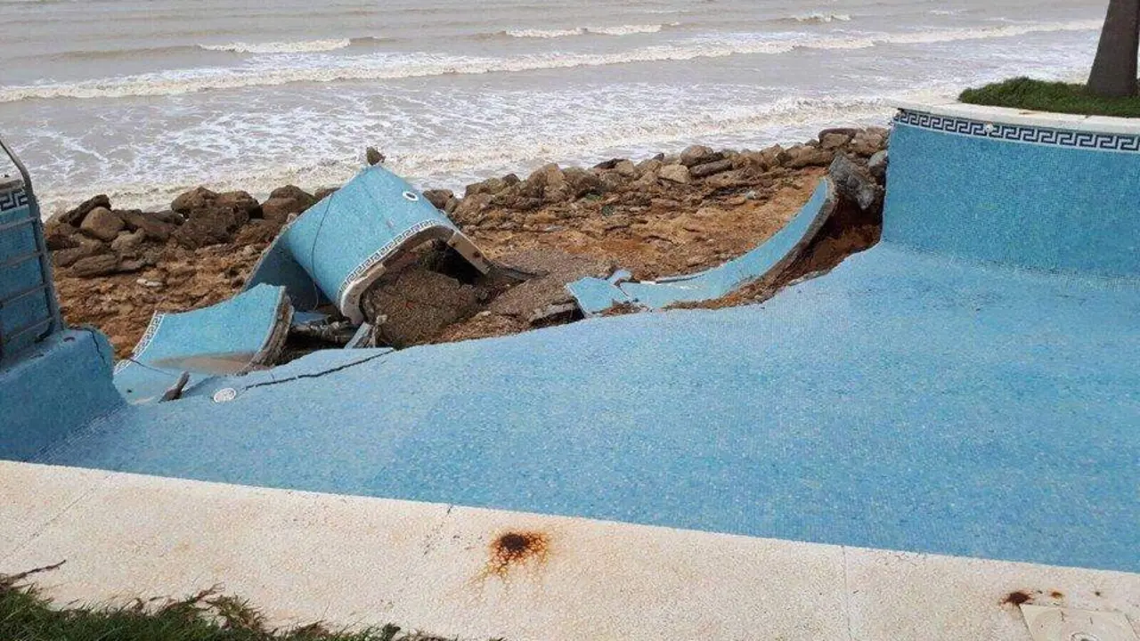 El temporal ha destrozado una piscina en la playa de Montijo. - Antonio L&oacute;pez (FB).
