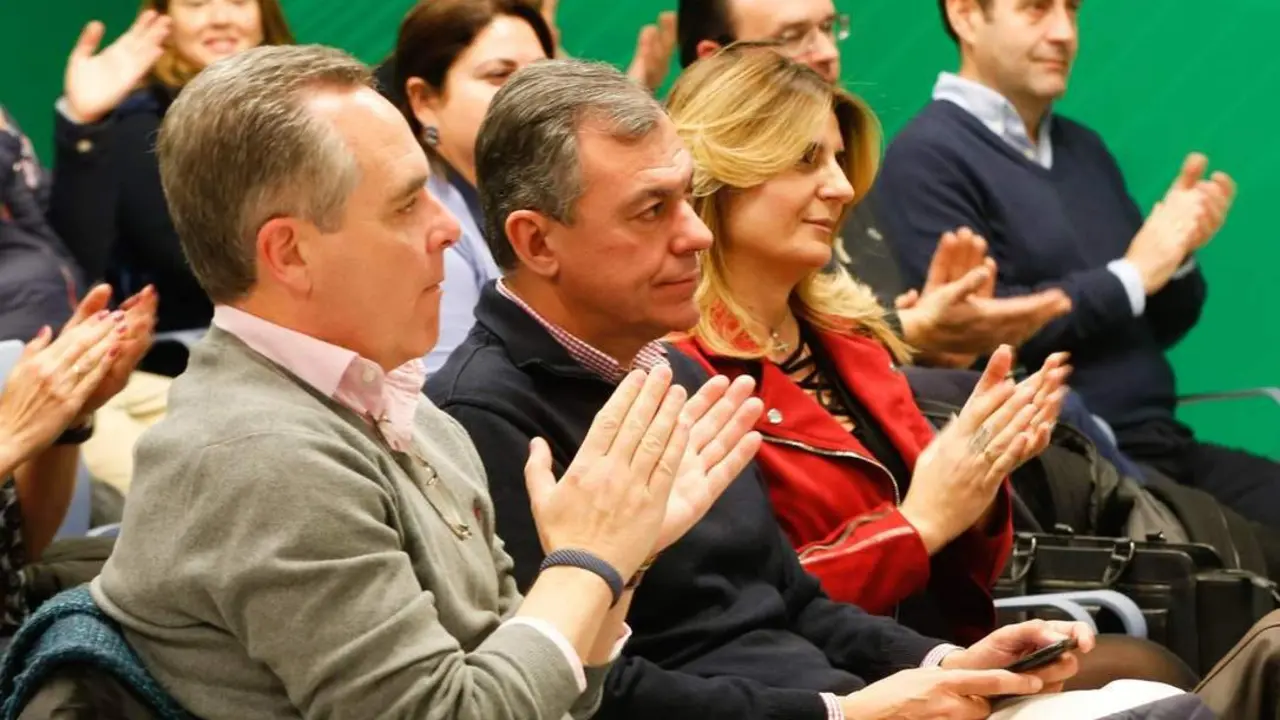 Sanz junto a Bueno en un acto del PP de Sevilla - EP