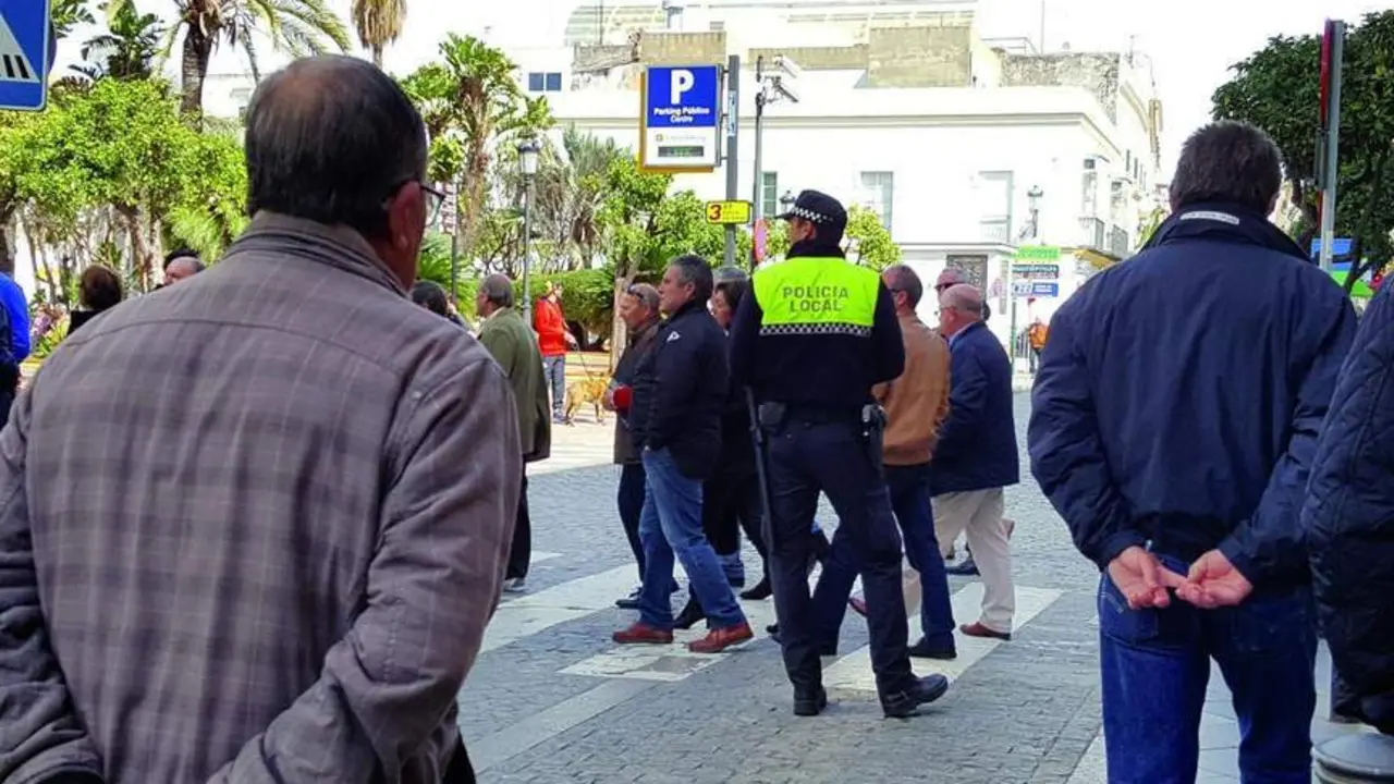 La Polic&iacute;a Local atendiendo requerimientos ciudadanos - B. G. S. 