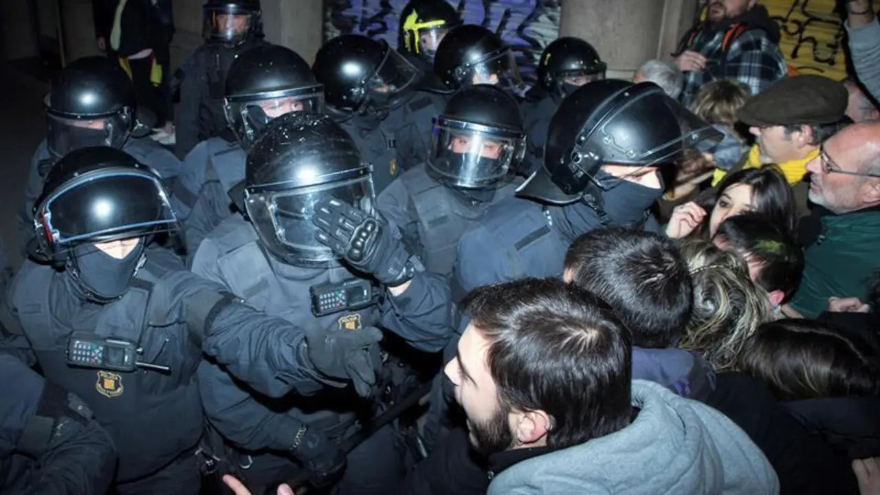 Tensi&oacute;n entre Mossos y manifestantes independentistas en Barcelona