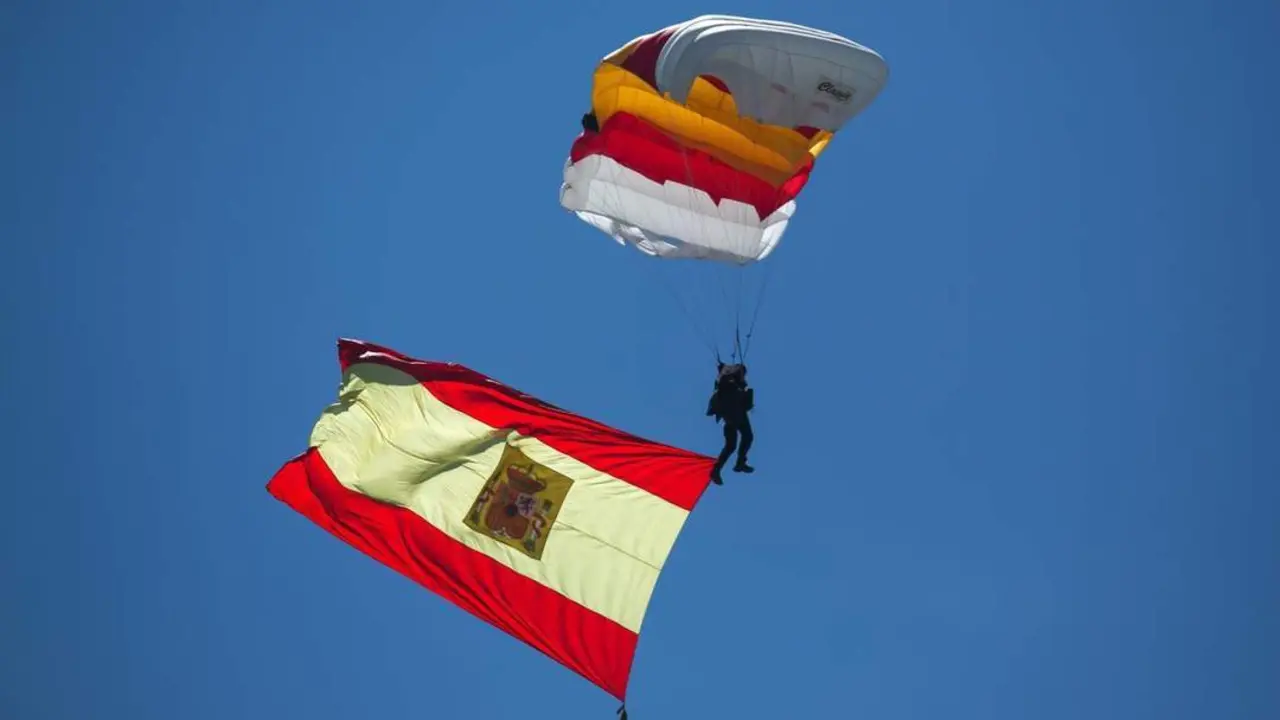 La Brigada Paracaidista se exhibe en M&aacute;laga ante Cospedal