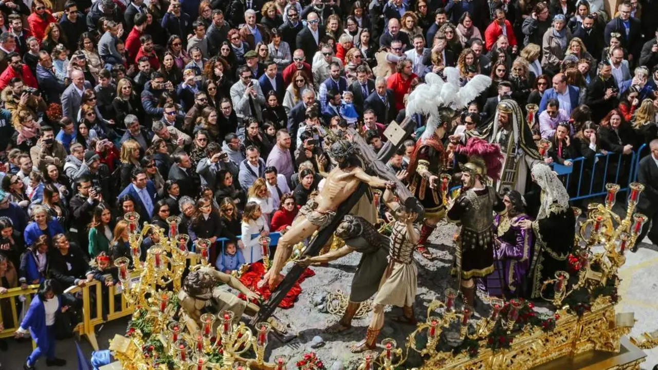 La lluvia precipita el final del Viernes Santo en Jerez