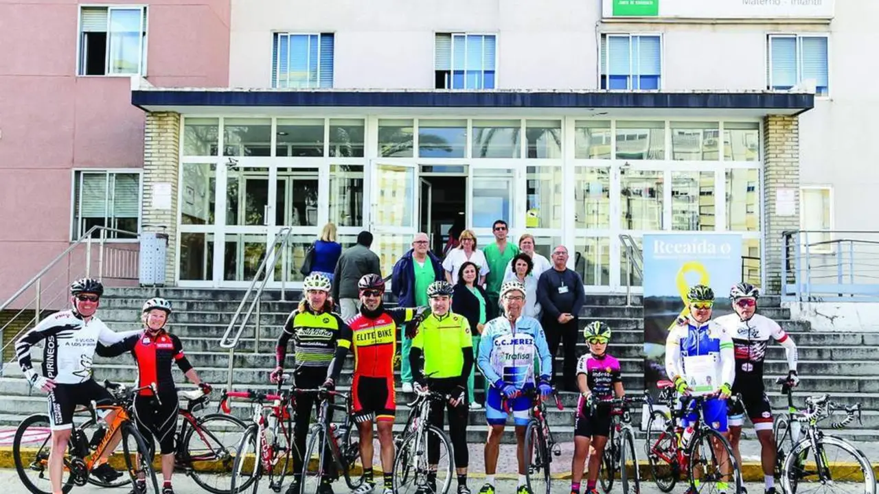 Los ciclistas, tras culminar su gesta.  - Cristo Garc&iacute;a