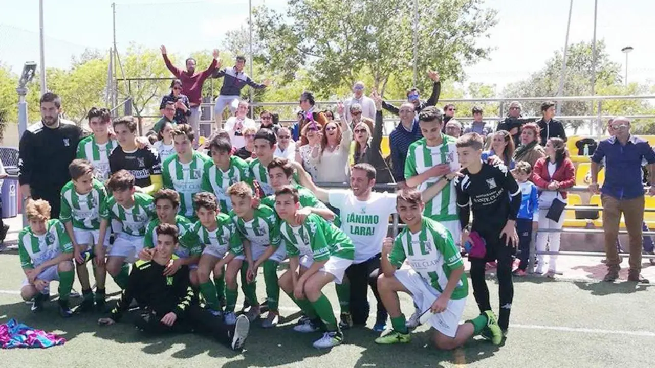 El equipo infantil A del Atl&eacute;tico Sanluque&ntilde;o celebran la permanencia - A. I.