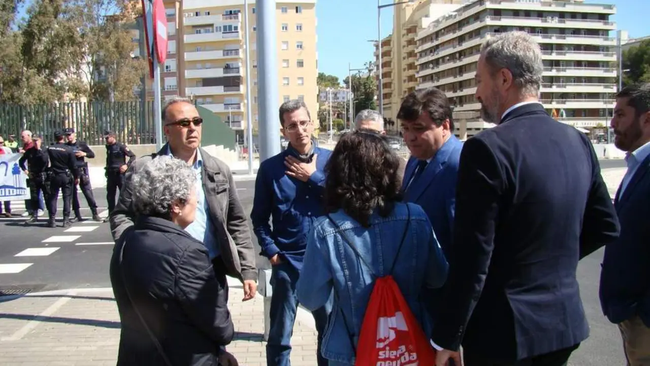 Gabriel Cruz habla con vecinos. - Edu Siles