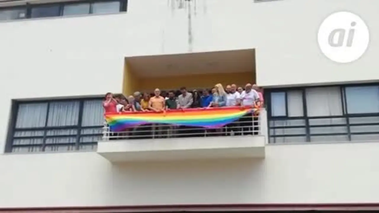 El balc&oacute;n del Ayuntamiento ya luce la bandera arco&iacute;ris