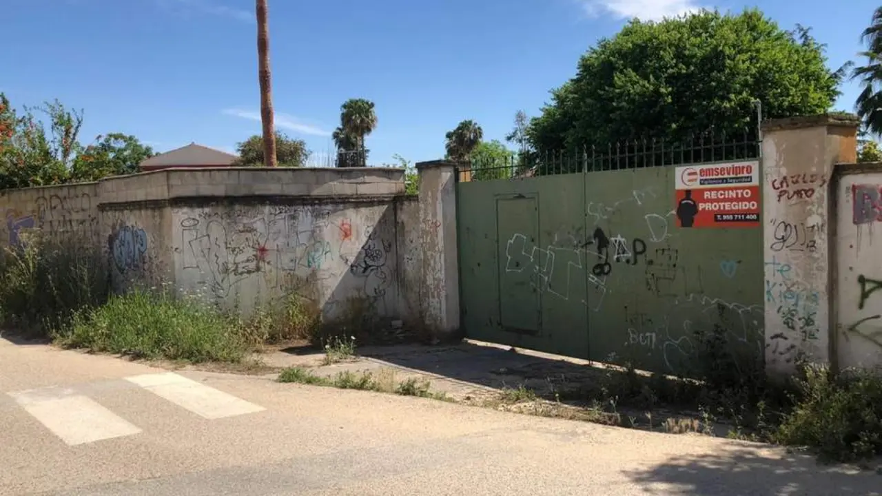 El muro y el portal&oacute;n, desde el exterior de la urbanizaci&oacute;n Villa de Montesinos. - Viva