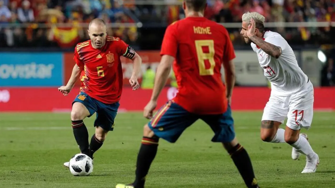Iniesta con el bal&oacute;n. - EFE