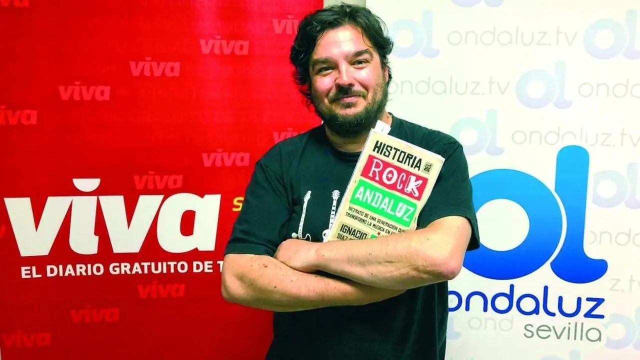 Ignacio D&iacute;az P&eacute;rez con su libro. - Nico Salas