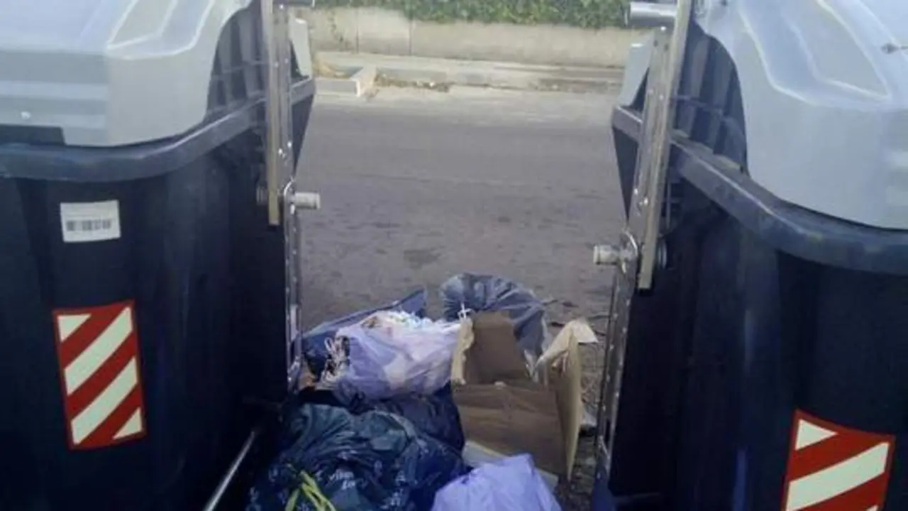 Basura en El &Aacute;guila. - Andaluc&iacute;a Informaci&oacute;n