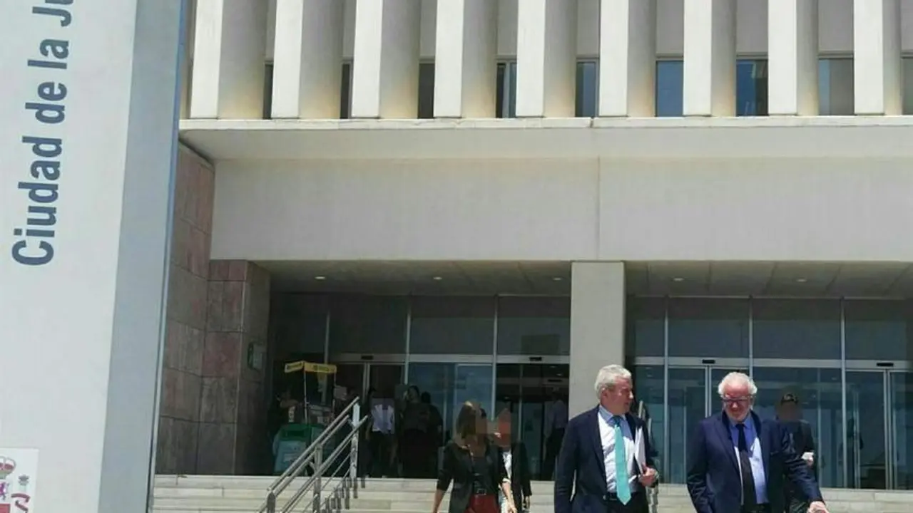 Salida de los juzgados.  - VM