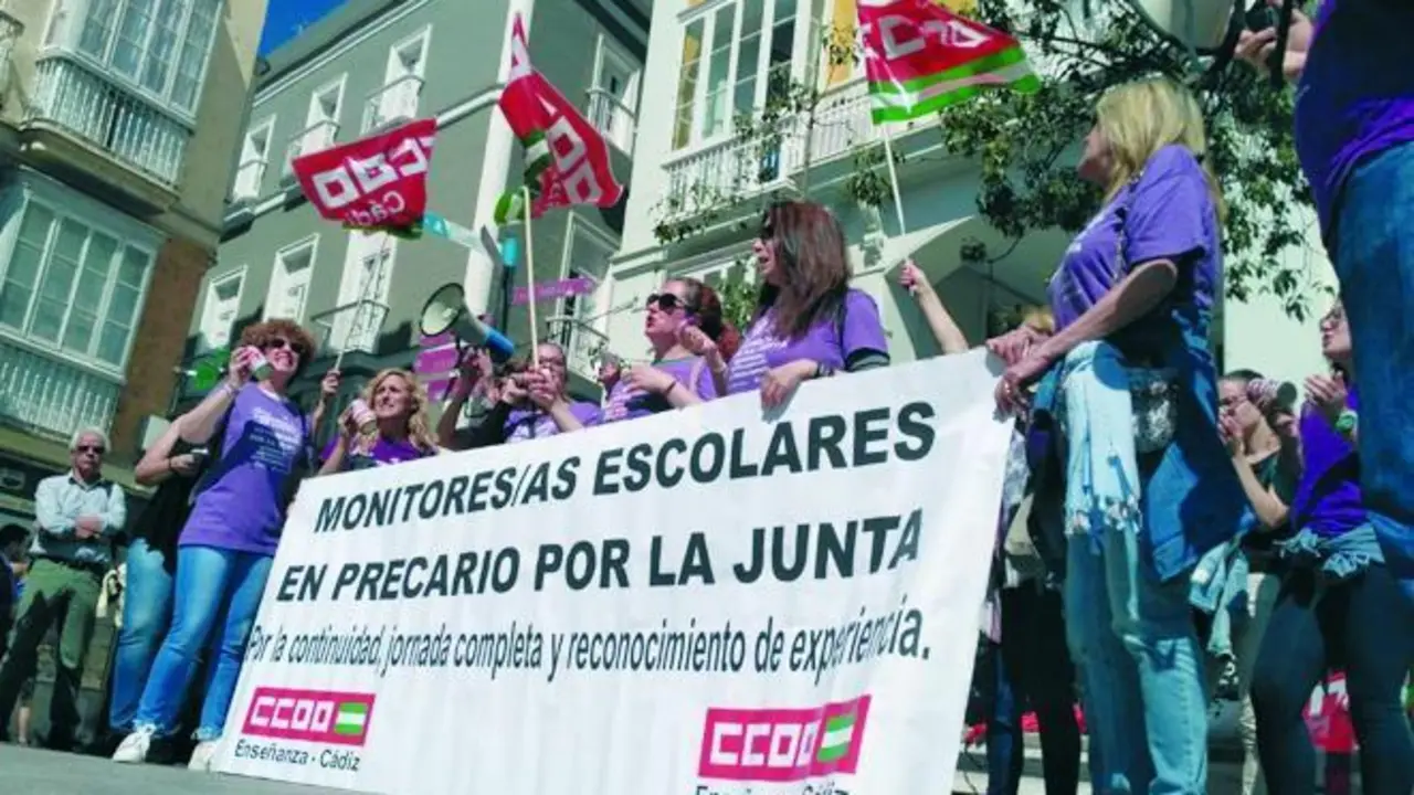 Par&oacute;n de las monitoras escolares ante la delegaci&oacute;n de Educaci&oacute;n